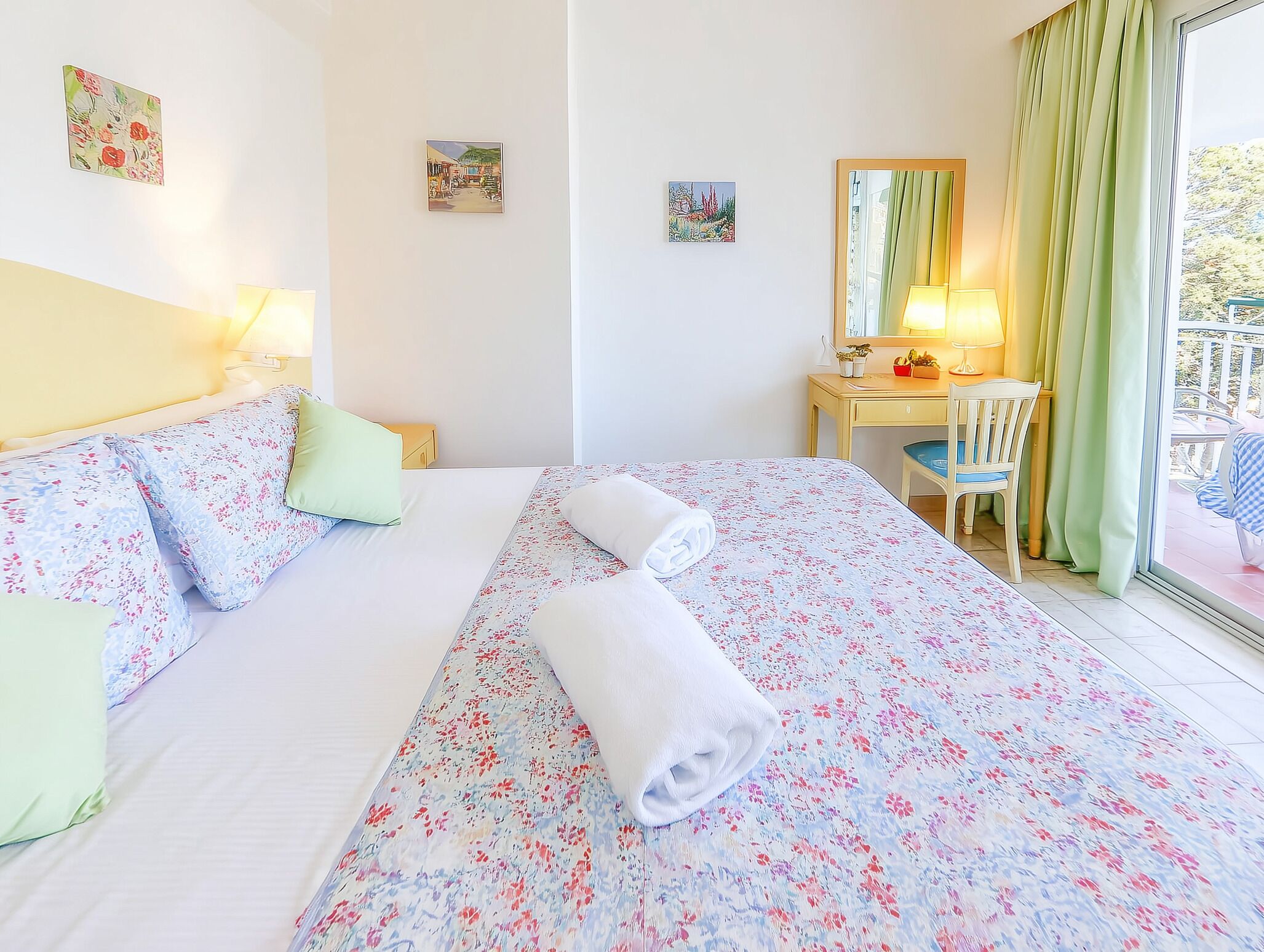 Minibar, in-room safe, WiFi (free), bed sheets