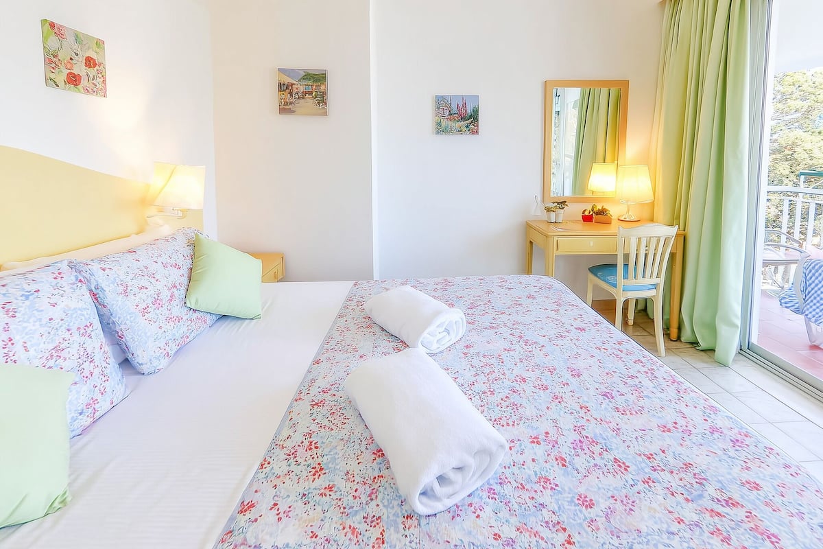 Minibar, coffres-forts dans les chambres, Wi-Fi gratuit, draps fournis