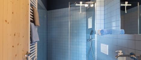 ヘアドライヤー、タオル、石鹸、トイレットペーパー