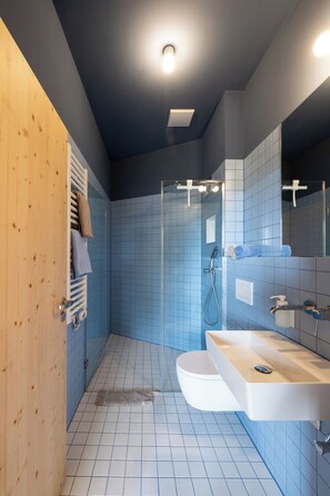 Hair dryer, towels, soap, toilet paper - Time out with a mountain panorama Berggasthof Eckbauer Bergnest Blau (Garmisch-Partenkirchen)