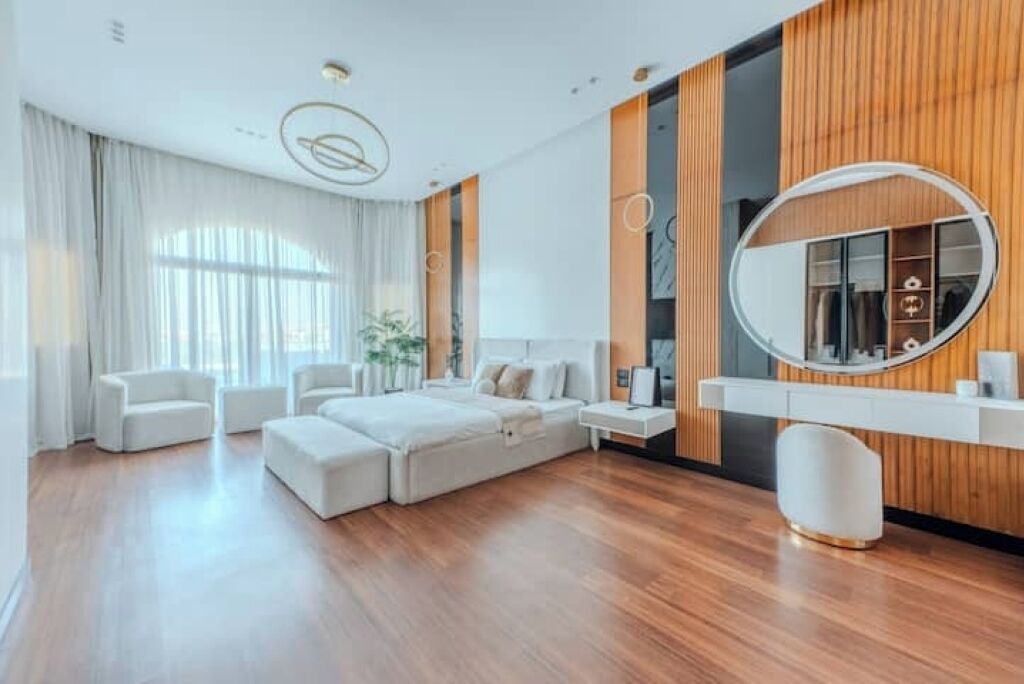 Silitysrauta/-lauta, Wi-Fi, vuodevaatteet