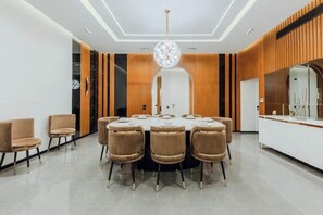 Dining - Pearl Penthouse I 5BR | Rooftop Jacuzzi & Stunning Golf Views (Cairo Governorate)