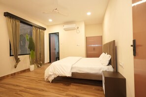 Villa, vista al jardín | Tabla de planchar con plancha y wifi gratis 