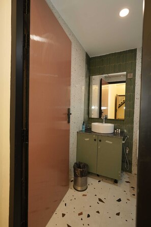 Villa, vista al jardín | Baño | Toallas, jabón, papel de baño 