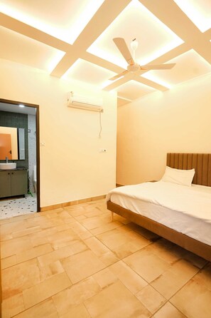 Iron/ironing board, free WiFi - Dornix by Housiify (Gurugram)