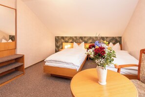 Comfort-Doppelzimmer, Stadtblick | Schreibtisch, laptopgeeigneter Arbeitsplatz, Bügeleisen/Bügelbrett