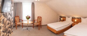 Comfort-Doppelzimmer, Stadtblick | Schreibtisch, laptopgeeigneter Arbeitsplatz, Bügeleisen/Bügelbrett