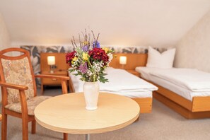 Comfort-Doppelzimmer, Stadtblick | Schreibtisch, laptopgeeigneter Arbeitsplatz, Bügeleisen/Bügelbrett