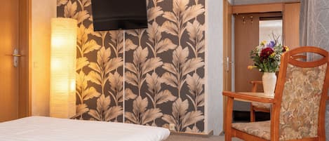 Single Room | Desk, laptop workspace, iron/ironing board, free WiFi