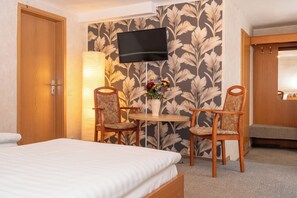 Single Room | Desk, laptop workspace, iron/ironing board, free WiFi