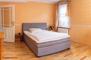Single Room | Desk, laptop workspace, iron/ironing board, free WiFi