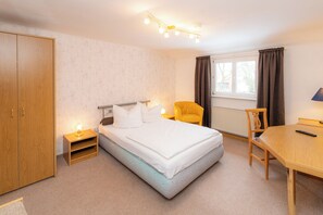 Habitación individual | Escritorio y espacio para trabajar con un portátil