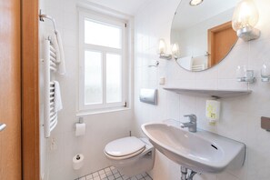 Einzelzimmer | Badezimmer | Handtücher, Seife, Toilettenpapier
