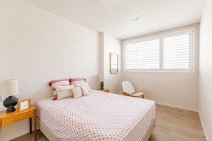 Tabla de planchar con plancha, internet y ropa de cama 