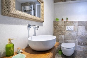 Double Room, Balcony | Bathroom | Shower, hair dryer, towels, toilet paper - Hotiday Polignano Centro (Polignano a Mare)