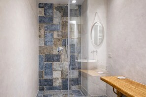 Habitación doble, balcón | Baño | Ducha, secador de pelo, toallas y papel higiénico