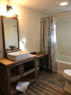 Shower, hair dryer, towels, soap - Gorgeous 5-bedroom house on St. George's river perfect for your getaway (St. George)