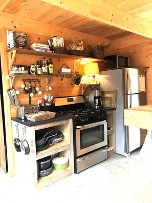 Private kitchen - Gorgeous 5-bedroom house on St. George's river perfect for your getaway (St. George)