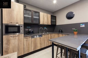 Een koelkast, een magnetron, een oven, een koffiezetapparaat/waterkoker
