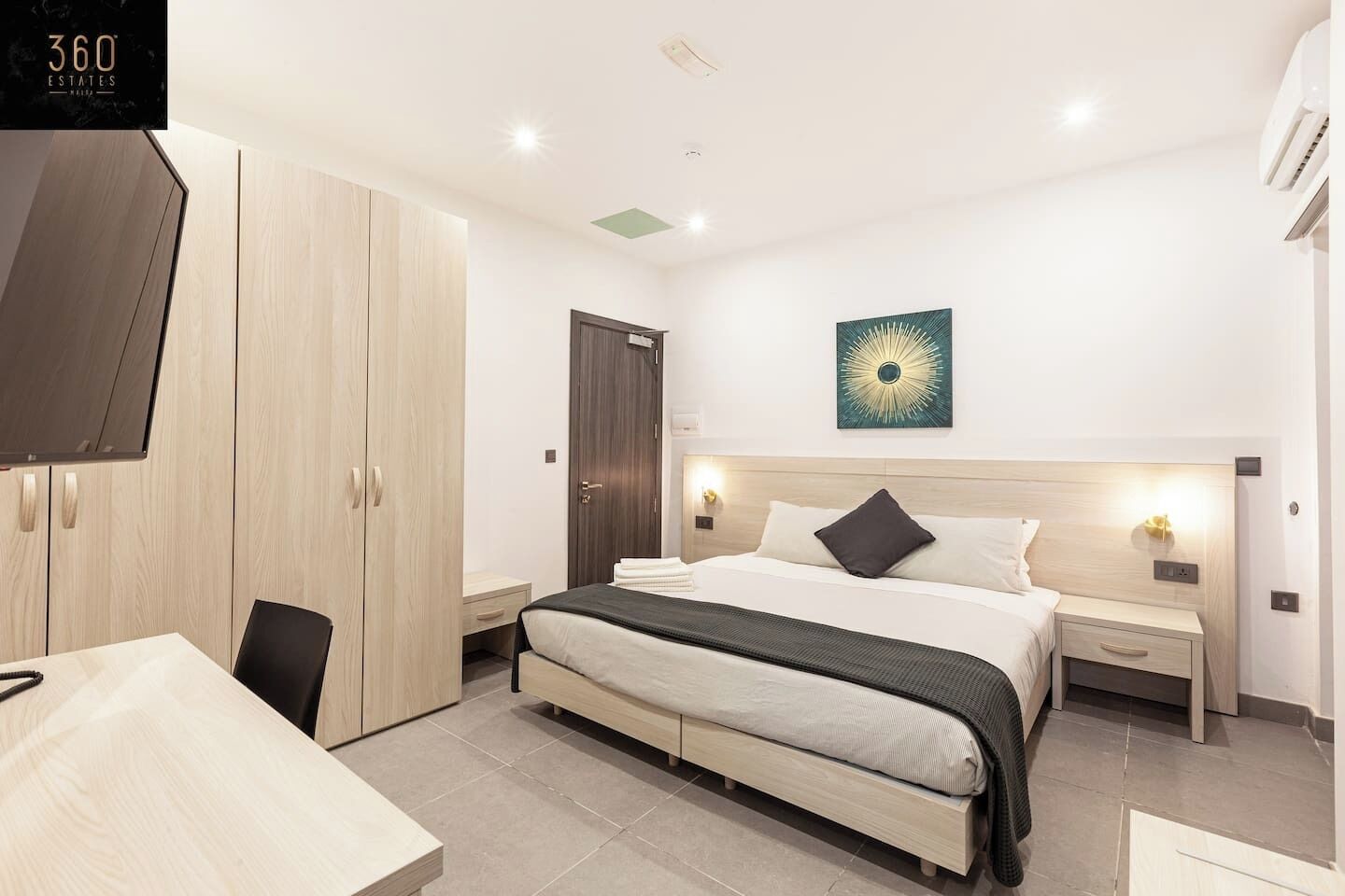 Bureau, fer et planche à repasser, lit parapluie, Wi-Fi