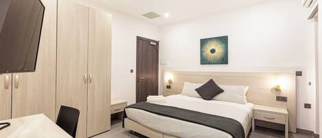 Bureau, fer et planche à repasser, lit parapluie, Wi-Fi