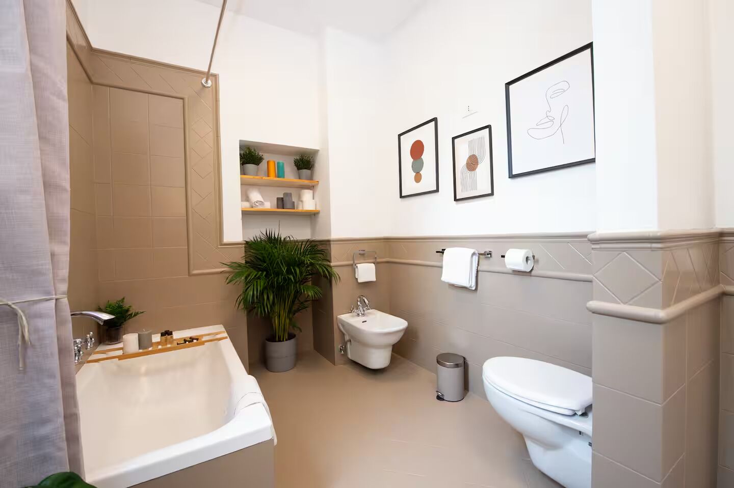 Ducha, secador de pelo, bidet, toallas