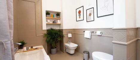 Bruser, hårtørrer, bidet, håndklæder
