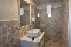 Shower, hair dryer, towels, toilet paper - Hotiday Torre Guaceto (Brindisi)