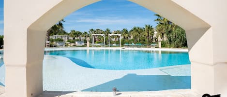 Una piscina al aire libre de temporada