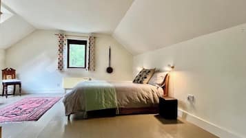 2 bedrooms, desk, iron/ironing board, travel cot