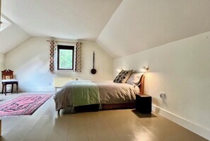 2 chambres, bureau, fer et planche à repasser, lit parapluie