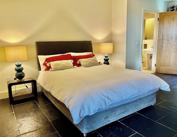 2 bedrooms, desk, iron/ironing board, free WiFi - The Nest – Farmhouse Retreat on Mangerton Mountain (KY)