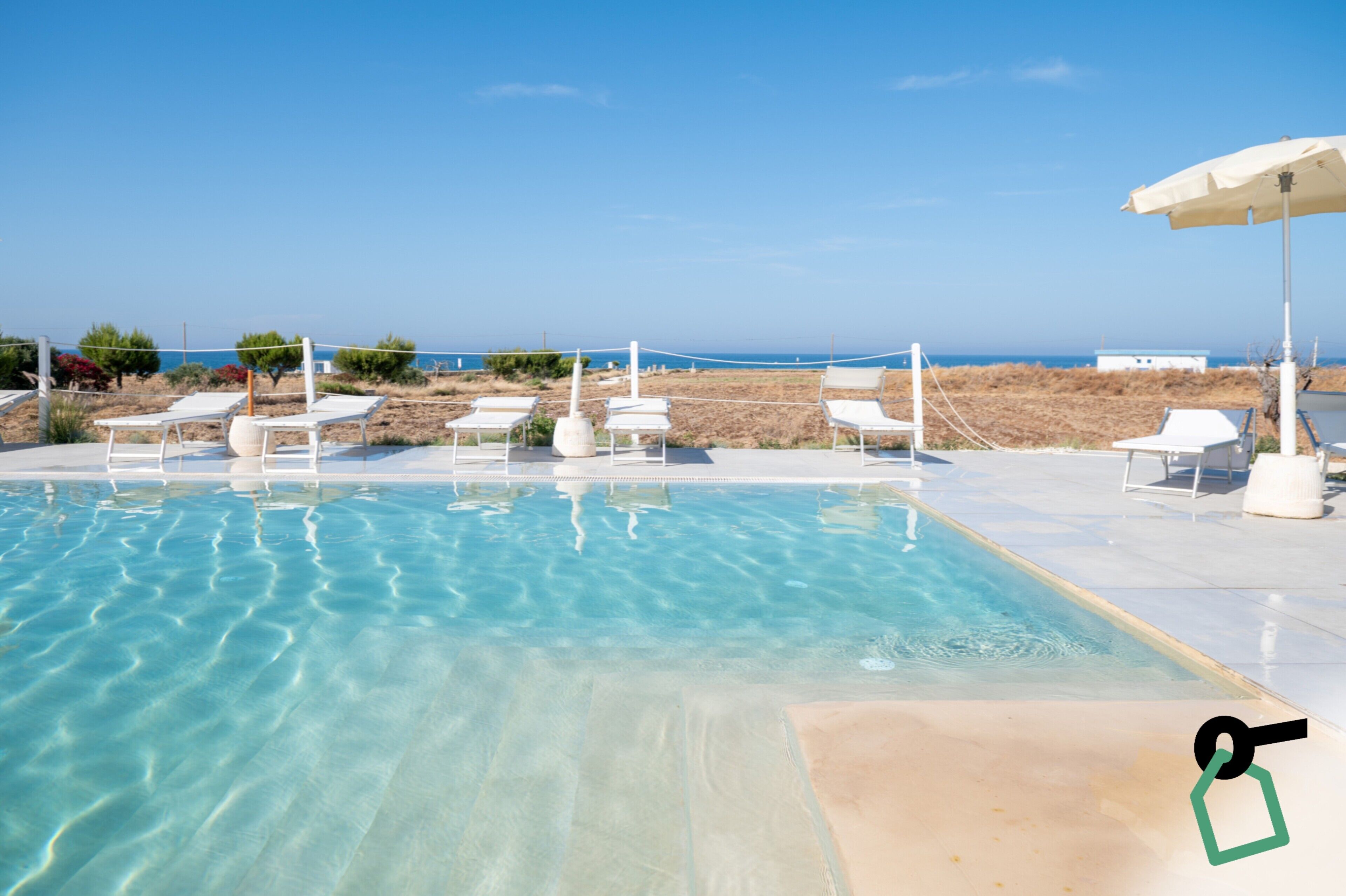 Piscina stagionale all'aperto, ombrelloni da piscina, lettini