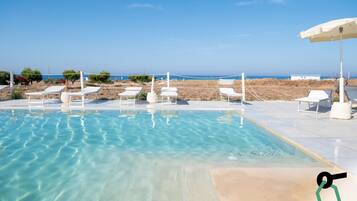 Piscina stagionale all'aperto, ombrelloni da piscina, lettini