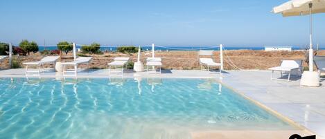 Piscine extérieure (ouverte en saison), parasols de plage
