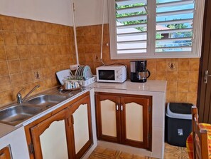 Microwave, stovetop, dishwasher - Chez Mamie - Modern 3-bedroom Creole house in Le Moule (Le Moule)