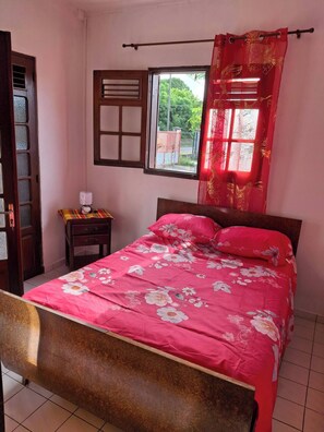 3 bedrooms, iron/ironing board, WiFi, bed sheets