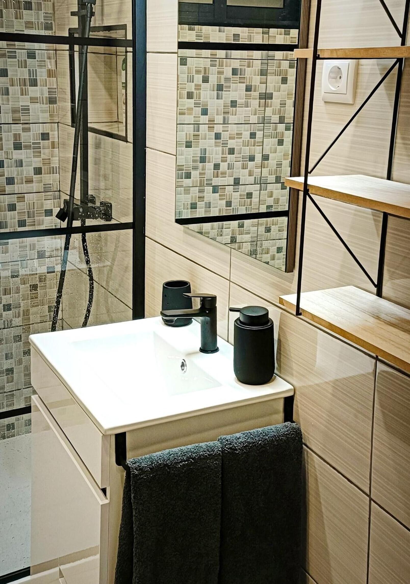 Een douche, een haardroger, handdoeken