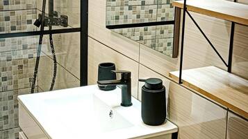 Een douche, een haardroger, handdoeken