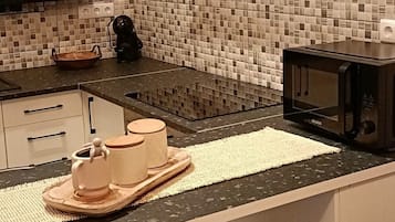 Jääkaappi, mikroaaltouuni, uuni, liesi