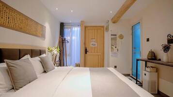 Quarto casal ou duplo grand, para não fumantes, vista para a cidade | Escrivaninha, espaço de trabalho para notebook, Wi-Fi de cortesia