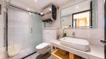 Suíte conforto, varanda, vista para a cidade | Banheiro | Produtos de toalete grátis, secador de cabelo, toalhas de banho