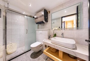 Comfort Suite, Patio, City View | Bathroom | Free toiletries, hair dryer, towels, soap - Templeside Courtyard Hotel  (Beijing)