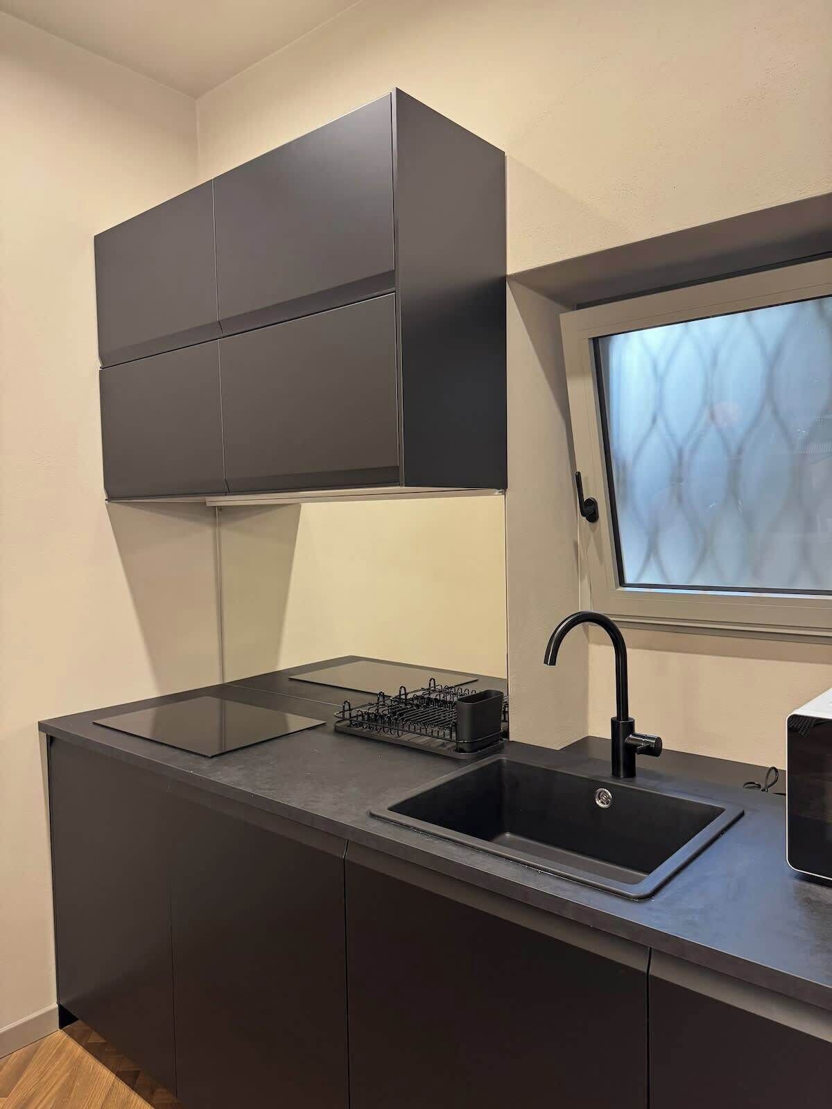 Een koelkast, een microgolfoven, een oven, een kookplaat