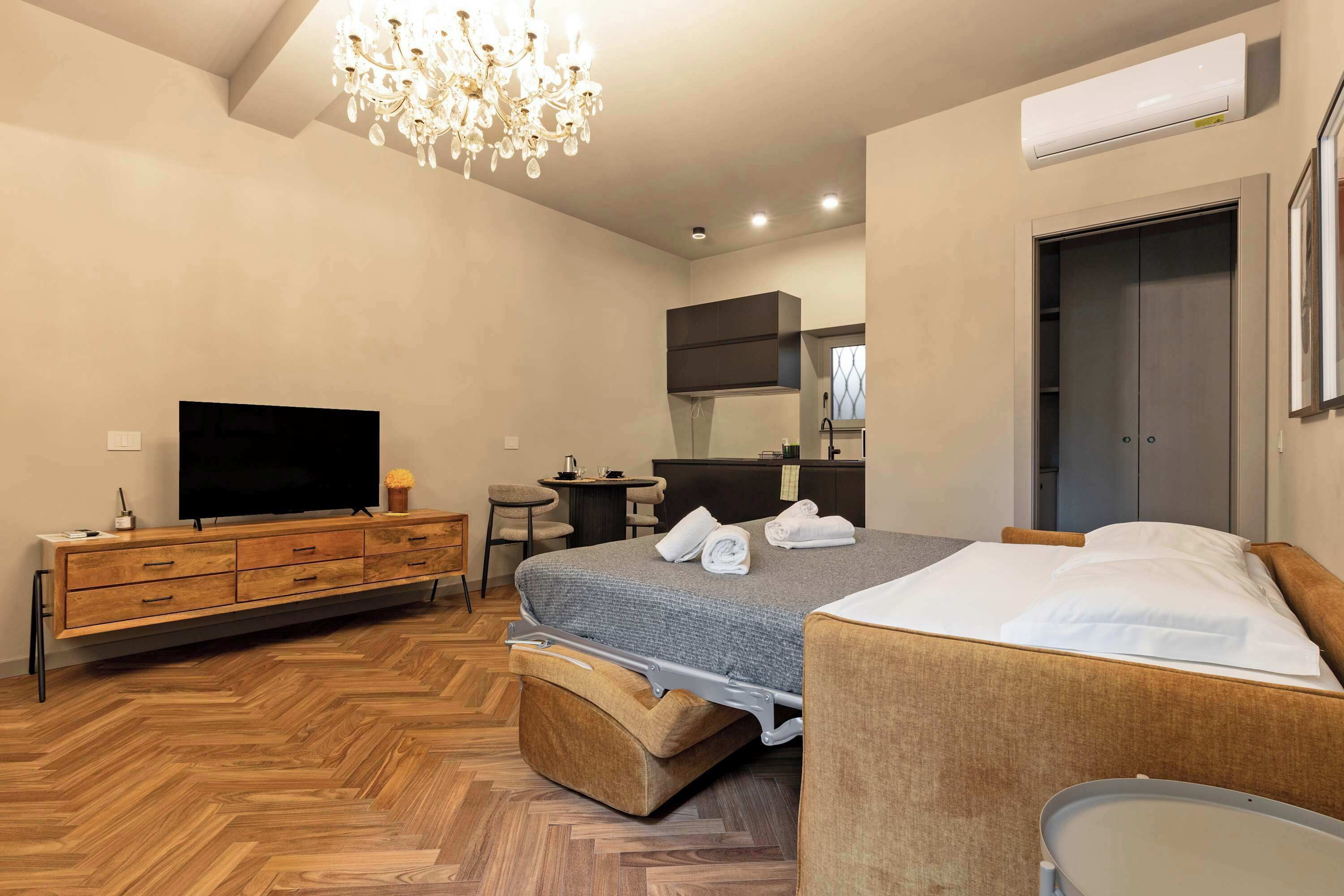 Tabla de planchar con plancha, cuna de viaje, wifi y ropa de cama 