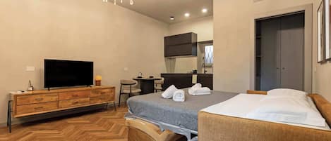 Iron/ironing board, travel crib, WiFi, bed sheets