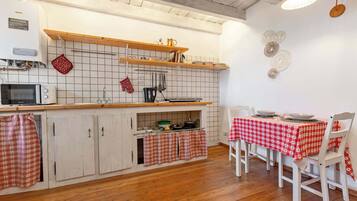 Réfrigérateur, micro-ondes, plaque de cuisson, bouilloire électrique