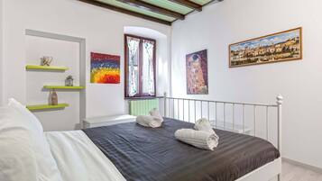 1 habitación, tabla de planchar con plancha, cuna de viaje y wifi