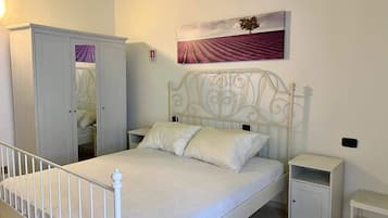 1 chambre, fer et planche Ă repasser, lit parapluie, draps fournis