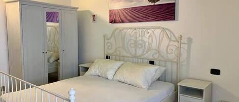 1 habitación, tabla de planchar con plancha y cuna de viaje